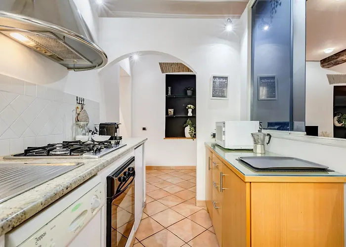 Terracotta & Wooden Beams Style In Historic Center Of Apartment *