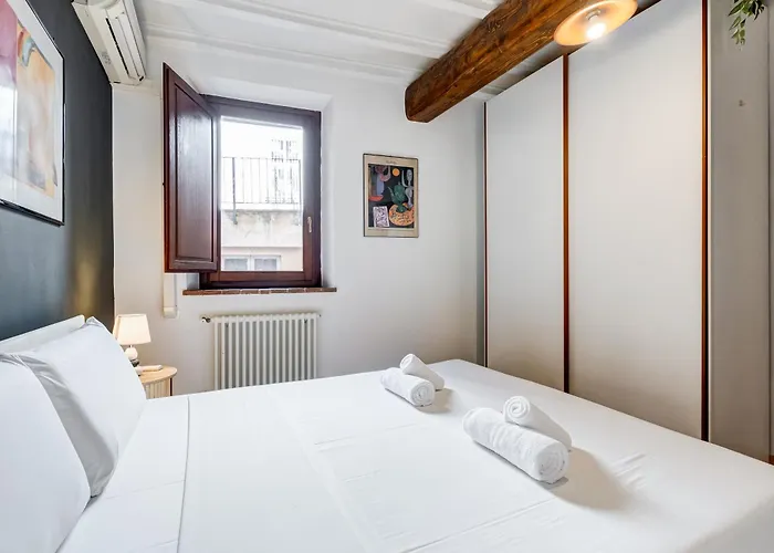 Terracotta & Wooden Beams Style In Historic Center Of Apartment *