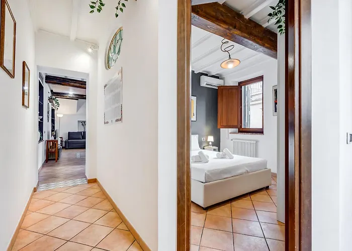Terracotta & Wooden Beams Style In Historic Center Of Apartment *